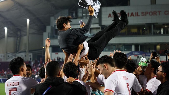 Semringah Garuda Muda Lolos ke Semifinal Piala Asia U-23 DOHA, QATAR - APRIL 25: Players of Indonesia celebrate the victory after the AFC U23 Asian Cup Quarter Final match between South Korea and Indonesia at Abdullah Bin Khalifa Stadium on April 25, 2024 in Doha, Qatar. (Photo by Zhizhao Wu/Getty Images)