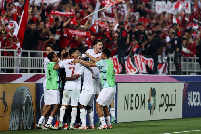DOHA, QATAR - APRIL 25: Players of Indonesia celebrate the victory after the AFC U23 Asian Cup Quarter Final match between South Korea and Indonesia at Abdullah Bin Khalifa Stadium on April 25, 2024 in Doha, Qatar. (Photo by Zhizhao Wu/Getty Images)