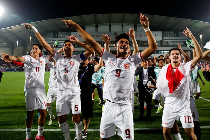 DOHA, QATAR - APRIL 25: Players of Indonesia celebrate the victory after the AFC U23 Asian Cup Quarter Final match between South Korea and Indonesia at Abdullah Bin Khalifa Stadium on April 25, 2024 in Doha, Qatar. (Photo by Zhizhao Wu/Getty Images)