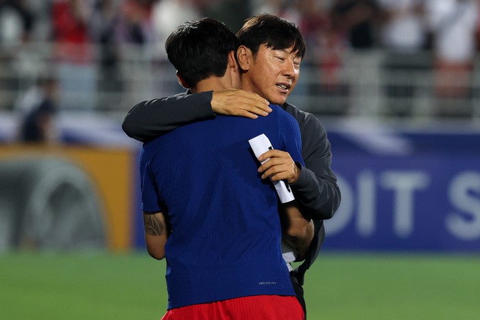 DOHA, QATAR - APRIL 25: Shin Tae Yong coach of Indonesia embraces Jeong Sangbin #11 of  South Korea after the AFC U23 Asian Cup Quarter Final match between South Korea and Indonesia at Abdullah Bin Khalifa Stadium on April 25, 2024 in Doha, Qatar. (Photo by Zhizhao Wu/Getty Images)