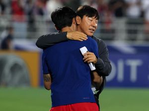 Momen Menyentuh Shin Tae-yong Salami & Peluk Pemain Korsel