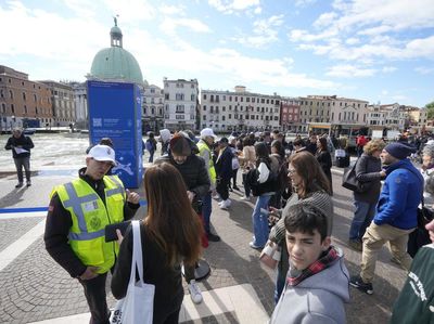 Suasana Venesia yang Mulai Terapkan Tiket Masuk untuk Wisatawan