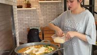 Syifa Hadju, Pacar Rizky Nazar Saat Masak Tom Yum dan Makan Es Krim