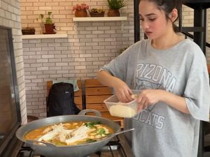 Syifa Hadju, Pacar Rizky Nazar Saat Masak Tom Yum dan Makan Es Krim Syifa Hadju, Pacar Rizky Nazar Saat Masak Tom Yum dan Makan Es Krim