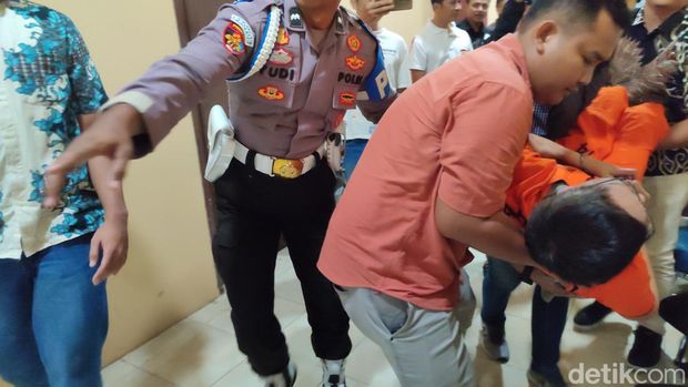 Tersangka pembeli cula Badak Jawa, Liem Hoo Kwan Willy alias Willy, menangis histeris saat dihadirkan di Polda Banten (Bahtiar/detikcom)
