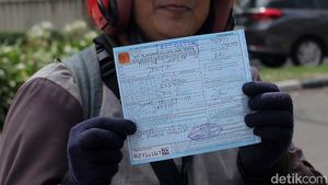 Tilang Manual Kendaraan Bermotor di Bundaran HI
