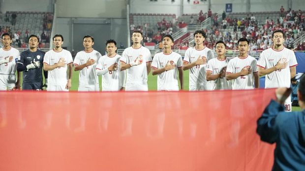 Pesepak bola Timnas U-23 Indonesia menyanyikan lagu kebangsaan Indonesia Raya sebelum melawan Timnas U-23 Korea Selatan pada babak perempat final Piala Asia U-23 2024 di Stadion Abdullah bin Khalifa, Doha, Qatar, Jumat (26/4/2024) dini hari.  ANTARA FOTO/HO-PSSI/mrh/wpa.
