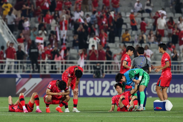 DOHA, QATAR - APRIL 25: Players of South Korea show their dejection after the AFC U23 Asian Cup Quarter Final match between South Korea and Indonesia at Abdullah Bin Khalifa Stadium on April 25, 2024 in Doha, Qatar. (Photo by Zhizhao Wu/Getty Images)