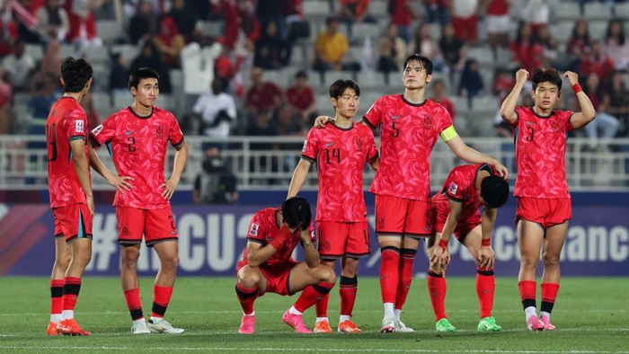 DOHA, QATAR - APRIL 25: Players of South Korea show their dejection during penalty shoot out of the AFC U23 Asian Cup Quarter Final match between South Korea and Indonesia at Abdullah Bin Khalifa Stadium on April 25, 2024 in Doha, Qatar. (Photo by Zhizhao Wu/Getty Images)