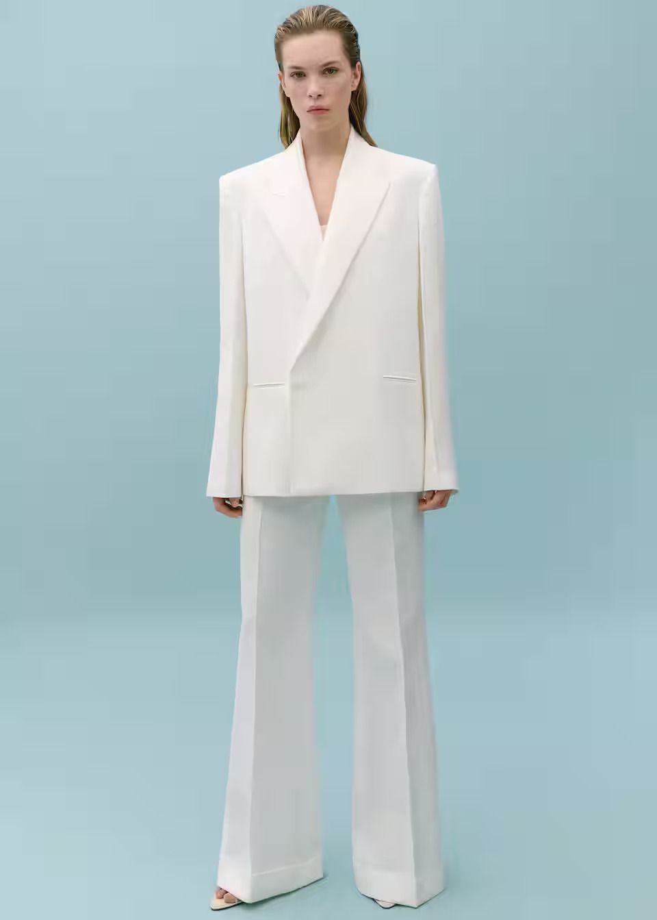 Victoria Beckham x Mango Debut Koleksi Serba Berkelas