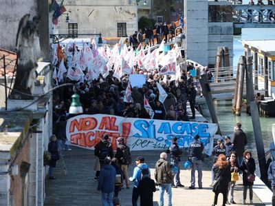 Warga Venesia Gelar Demo, Protes Aturan Tiket Masuk