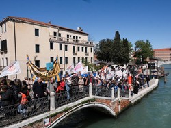 Hari Pertama Venesia Pakai Tiket Masuk, Warganya Demo