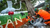 Kreatif! Limbah Botol Plastik Disulap Jadi Patung Soang