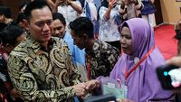 AHY Bagi-bagi Sertifikat Tanah di Kendari