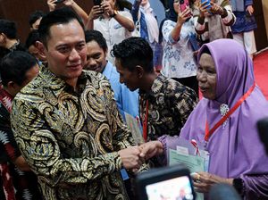 AHY Bagi-bagi Sertifikat Tanah di Kendari