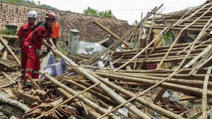 Akibat Pergerakan Tanah, Tiga Rumah di Cianjur Ambruk