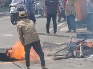 Simpatisan Protes Eks Walkot Tual Adam Tersangka Korupsi, Sempat Tutup Jalan Simpatisan Protes Eks Walkot Tual Adam Tersangka Korupsi, Sempat Tutup Jalan