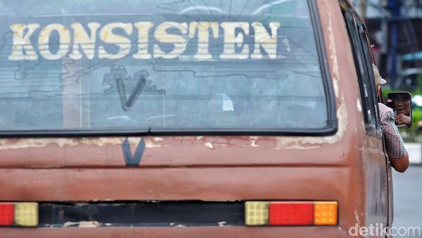 Potret  Angkot Surabaya Tetap Eksis di Tengah Perkembangan Zaman