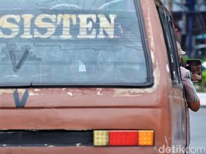 Potret Angkot Surabaya Tetap Eksis di Tengah Perkembangan Zaman Potret Angkot Surabaya Tetap Eksis di Tengah Perkembangan Zaman
