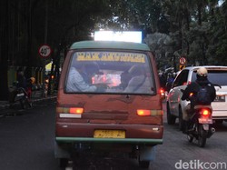 Jeritan Sopir Angkot Surabaya di Tengah Impitan Pendapatan yang Tak Menentu