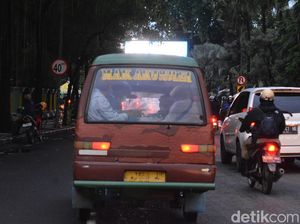 Jeritan Sopir Angkot Surabaya di Tengah Impitan Pendapatan yang Tak Menentu Jeritan Sopir Angkot Surabaya di Tengah Impitan Pendapatan yang Tak Menentu