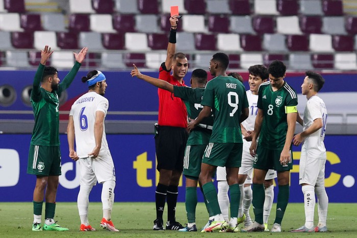 DOHA, QATAR - APRIL 26: Referee Ahmed Faisal Alali gives a red card to Aiman Yahya #23 of Saudi Arabia during the AFC U23 Asian Cup Quarter Final match between Uzbekistan and Saudi Arabia at Khalifa International Stadium on April 26, 2024 in Doha, Qatar.  (Photo by Zhizhao Wu/Getty Images)