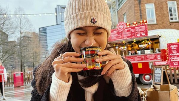 Momen Azizah Salsha, Istri Pratama Arhan Saat Nongkrong di Kafe