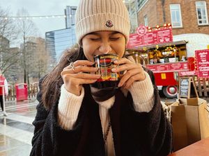 Momen Azizah Salsha, Istri Pratama Arhan Saat Nongkrong di Kafe