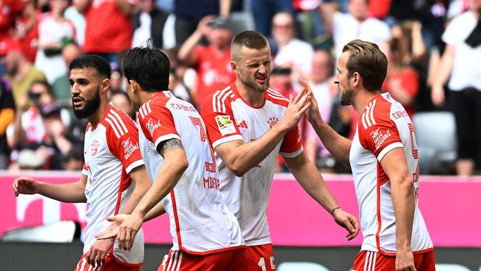 Soccer Football - Bundesliga - Bayern Munich v Eintracht Frankfurt - Allianz Arena, Munich, Germany - April 27, 2024 Bayern Munichs Harry Kane celebrates scoring their second goal with Eric Dier REUTERS/Angelika Warmuth DFL REGULATIONS PROHIBIT ANY USE OF PHOTOGRAPHS AS IMAGE SEQUENCES AND/OR QUASI-VIDEO.
