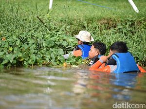 Aksi Ribuan Warga Kota Kediri Bersih-bersih Sungai Brantas