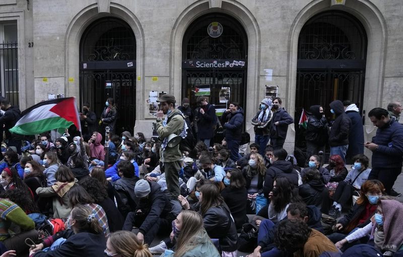 Demo di kampus elite Prancis (AP Photo/Michel Euler)