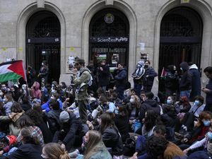 Mahasiswa Demo Pro-Palestina Blokir Akses Kampus Almamater Presiden Prancis