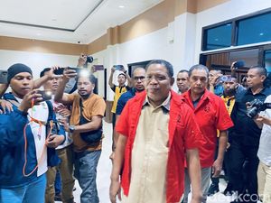 Eks Wali Kota Tual Adam Rahayaan Jadi Tersangka Korupsi Beras Rp 1,8 M Eks Wali Kota Tual Adam Rahayaan Jadi Tersangka Korupsi Beras Rp 1,8 M