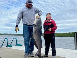Bocah 7 Tahun Tangkap Ikan Lele Raksasa, Besarnya Nyaris Sama