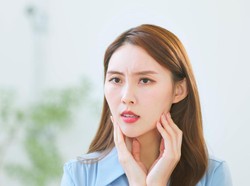 7 Perawatan Kecantikan Aneh Digemari Selebriti, Sengat Lebah Hingga Bisa Ular