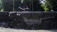 Hati-hati! Jalan Raya Loji Karawang Ambles