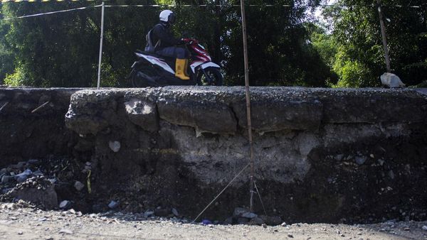 Hati-hati! Jalan Raya Loji Karawang Ambles