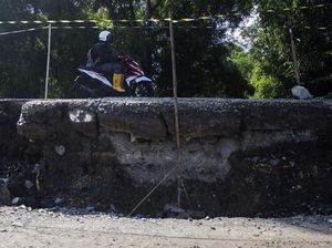 Hati-hati! Jalan Raya Loji Karawang Ambles