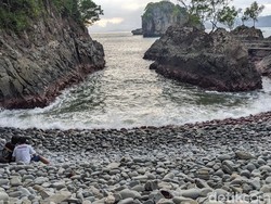 Pesona Lembah Watu Pawon, Hidden Gem di Pantai Kuyon Trenggalek