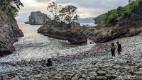 Pesona Lembah Watu Pawon di Pantai Kuyon Trenggalek