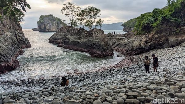 Pesona Lembah Watu Pawon di Pantai Kuyon Trenggalek