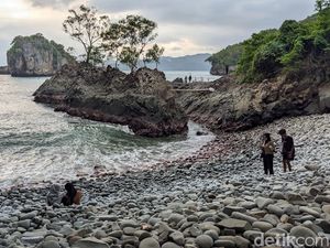 Pesona Lembah Watu Pawon di Pantai Kuyon Trenggalek Pesona Lembah Watu Pawon di Pantai Kuyon Trenggalek
