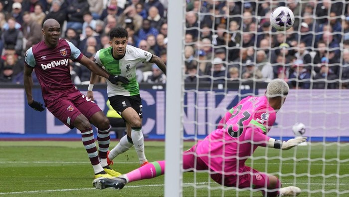 Liverpools Luis Diaz, center, shoots in an attempt to score during the English Premier League soccer match between West Ham United and Liverpool at London stadium in London, Saturday, April 27, 2024. (AP Photo/Kin Cheung)