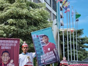 Timnas Menang, Teman Kampus Pajang Poster Rizky Ridho di UM Surabaya Timnas Menang, Teman Kampus Pajang Poster Rizky Ridho di UM Surabaya