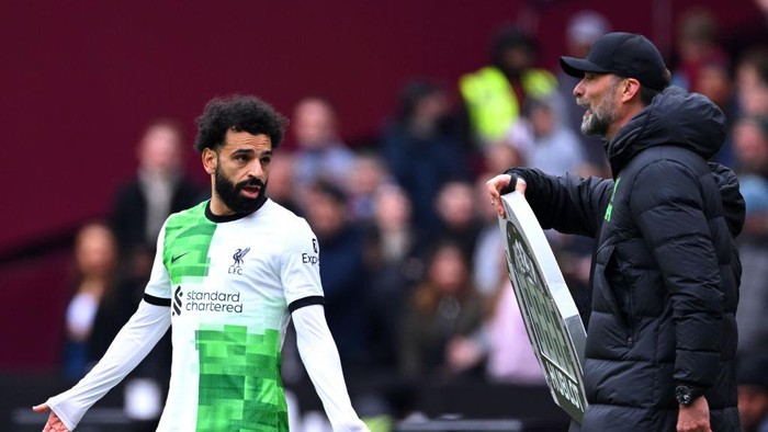 LONDON, ENGLAND - APRIL 27: Mohamed Salah of Liverpool clashes with Jurgen Klopp, Manager of Liverpool, during the Premier League match between West Ham United and Liverpool FC at London Stadium on April 27, 2024 in London, England. (Photo by Justin Setterfield/Getty Images)
