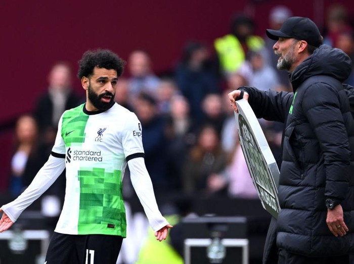 LONDON, ENGLAND - APRIL 27: Mohamed Salah of Liverpool clashes with Jurgen Klopp, Manager of Liverpool, during the Premier League match between West Ham United and Liverpool FC at London Stadium on April 27, 2024 in London, England. (Photo by Justin Setterfield/Getty Images)
