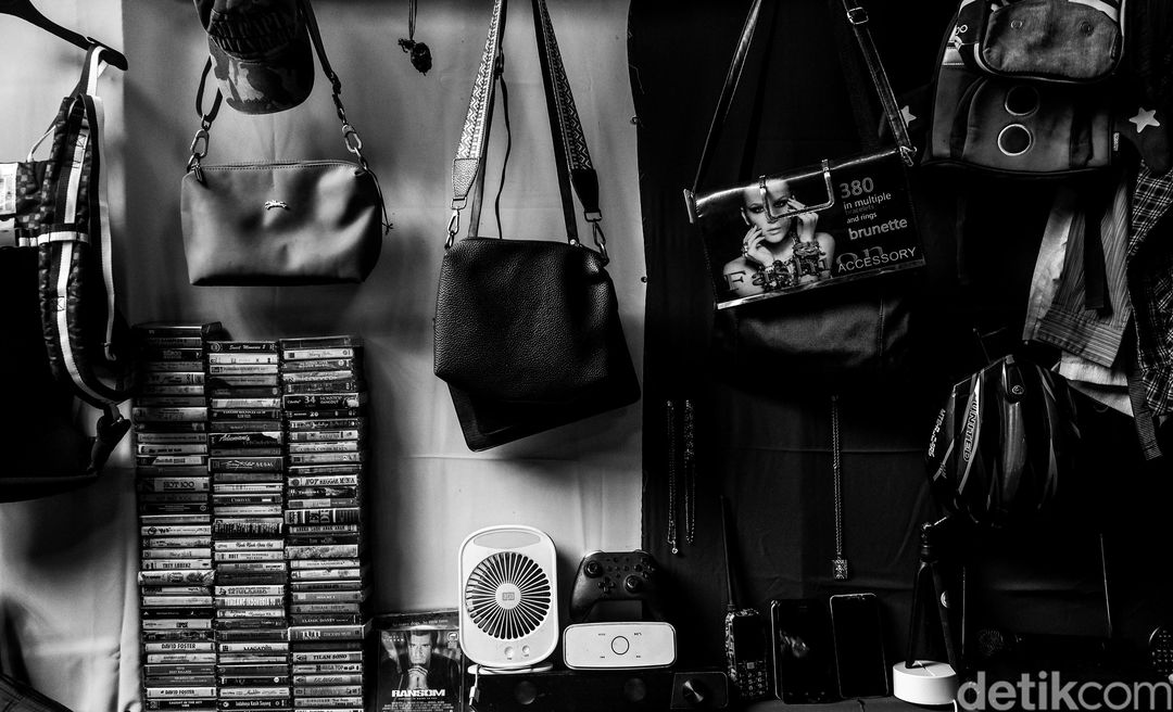 Tas, Kaset dan Barang-barang elektronik lawas pun ada.