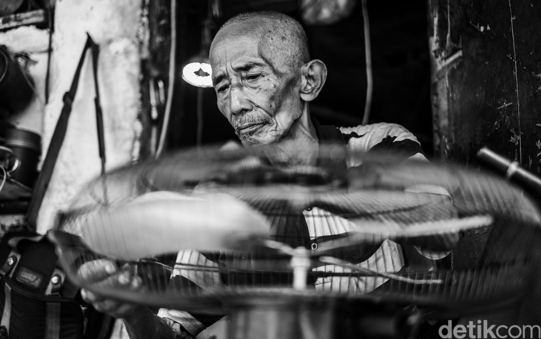 Pedagang yang mereparasi kipas angin ini sudah berjualan sejak awal tahun 2000-an.