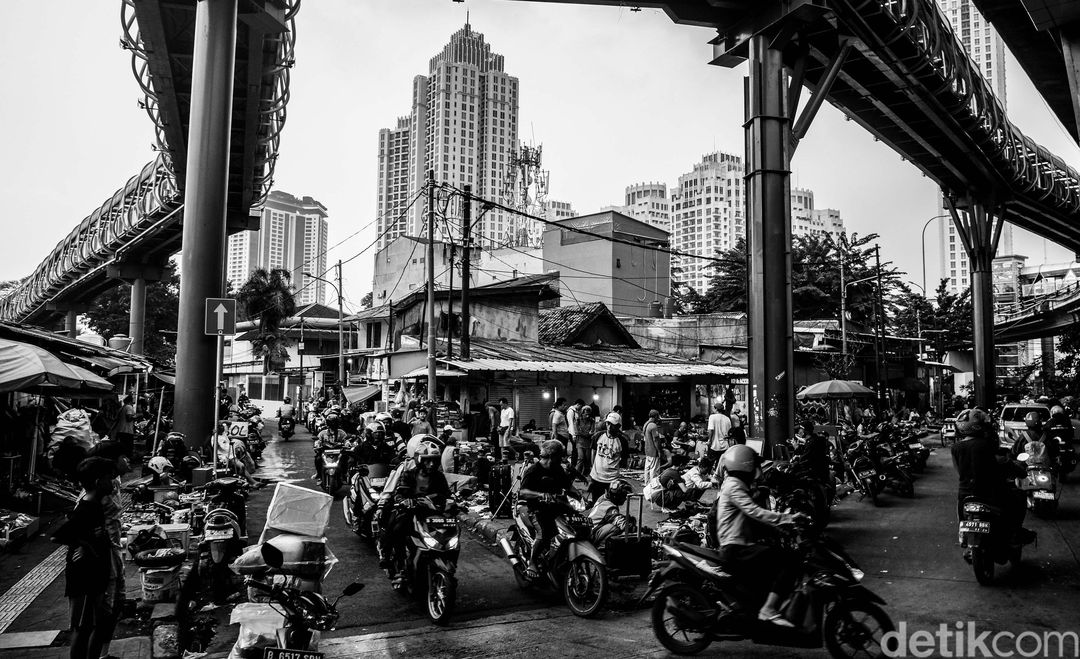 Pasar Loak Kebayoran Lama berada tepat di bawah jembatan layang dan JPO penghubung Stasiun ke TransJakarta.