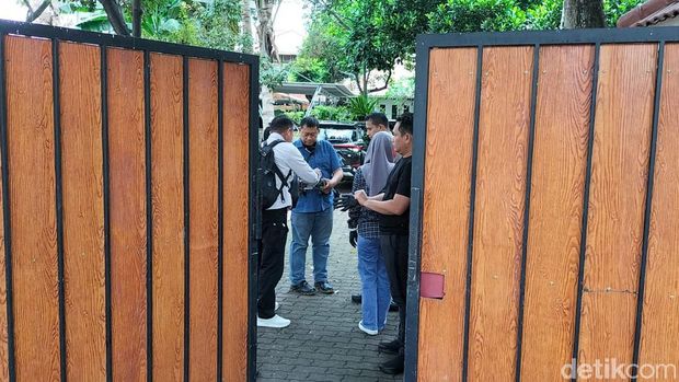 Perwakilan keluarga almarhum Anggota Satlantas Polresta Manado, Brigadir RA mendatangi rumah yang berlokasi di Jalan Mampang Prapatan, Mampang, Jakarta Selatan (Tina/detikcom)